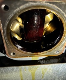 Compressor element with varnish and little old oil remaining